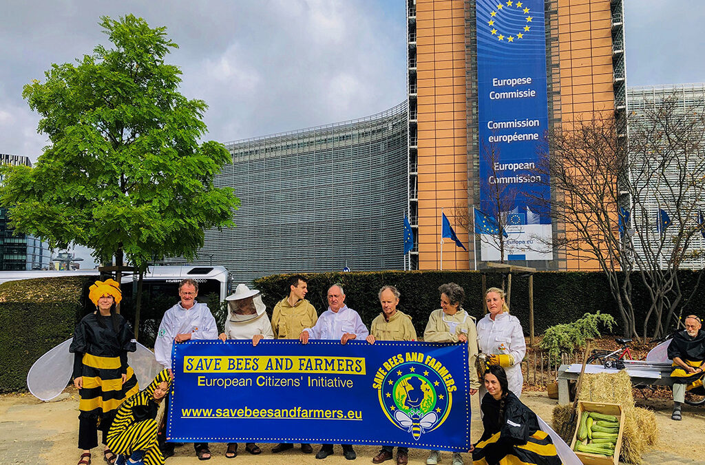 “Sauvons les abeilles et les agriculteurs” : les citoyens exigent la fin des pesticides