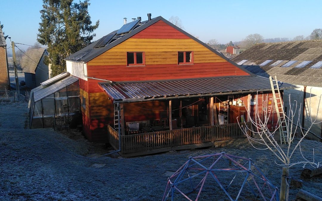 Maison en paille autonome ( eau et électricité)